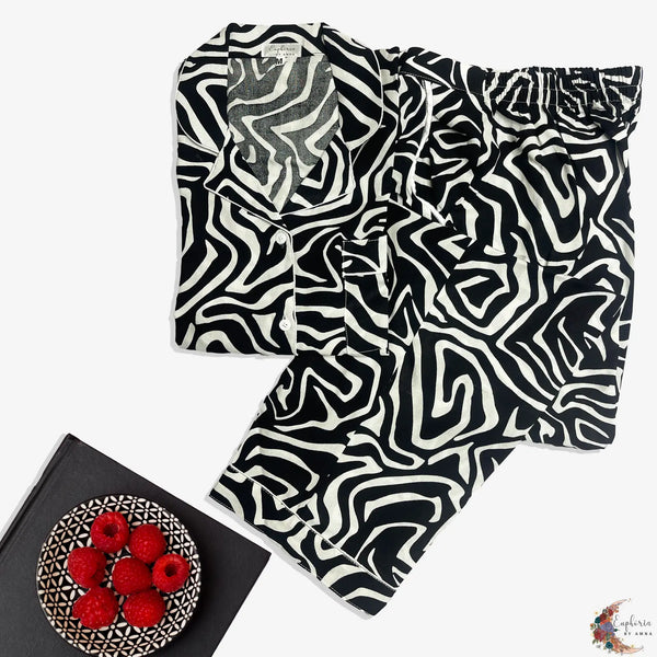 Black & White Abstract-Sleep in style with this bold blackand-white swirl set.
